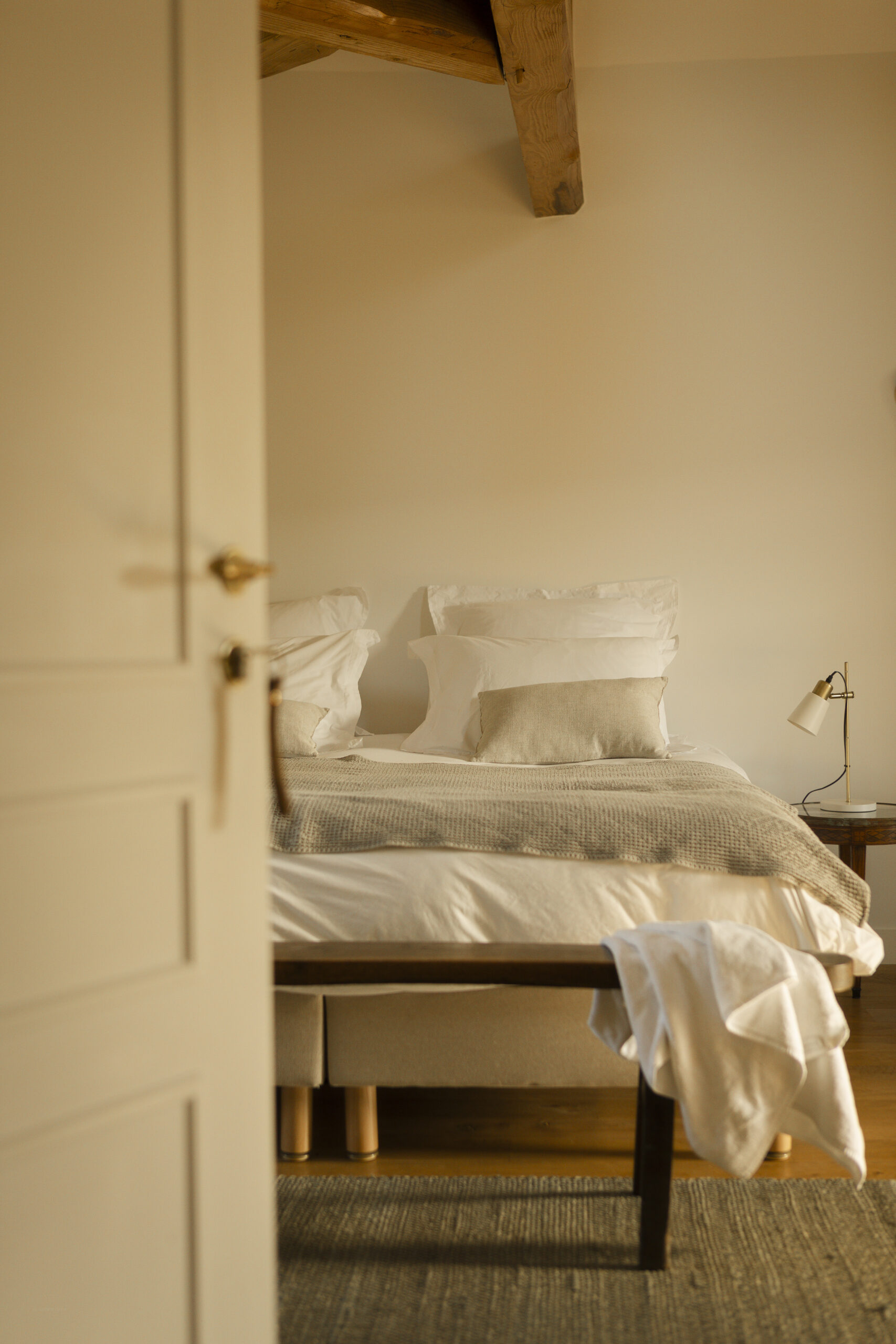 Grande suite de charme avec salon privé et poutres apparentes au dernier étage de notre maison d'hôtes en Bourgogne