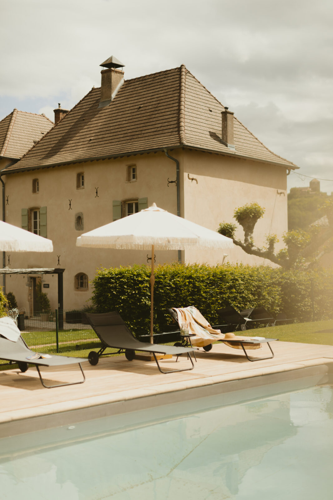 Piscine extérieur de la maison d'hôtes, accessible au 5 chambres d'hôtes et au gîte.