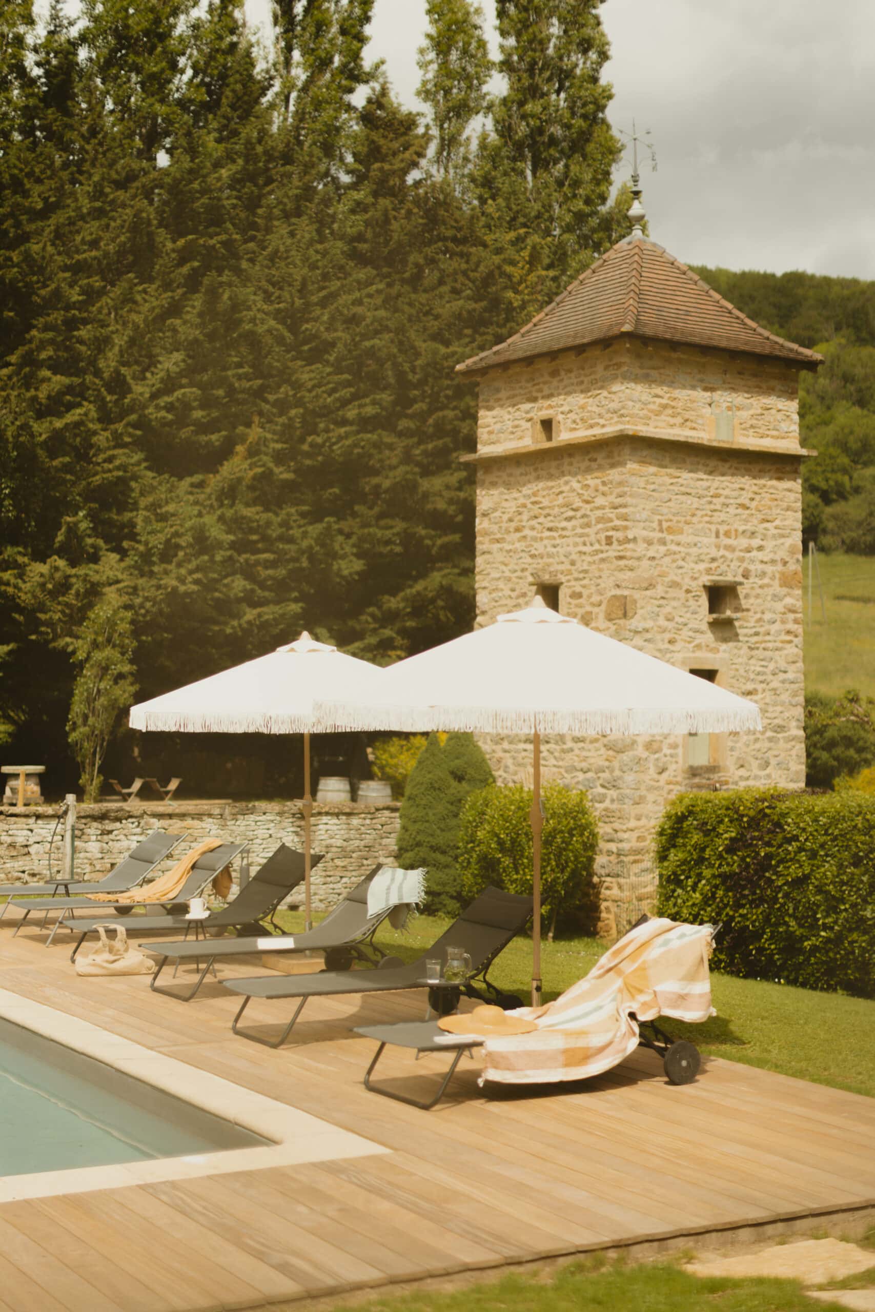 Piscine de la maison d'hôtes tomette singulière en Bourgogne